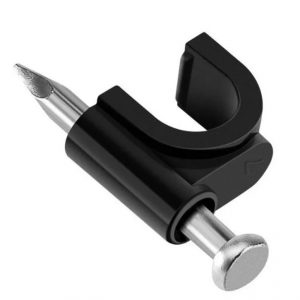GRAPA DE 6MM CURVA PARA CABLE COAXIAL NEGRO  CON CLAVO  20 PZS
